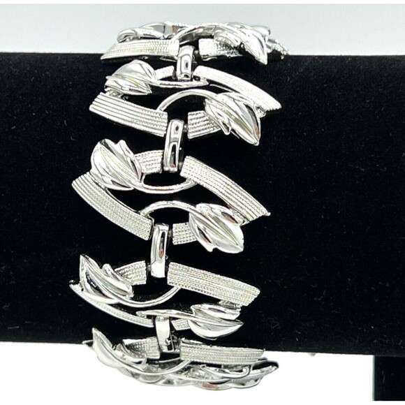 Vintage Bracelet Signed CORO‎ Silvertone Security Clasp and Chain Extender - Picture 2 of 11